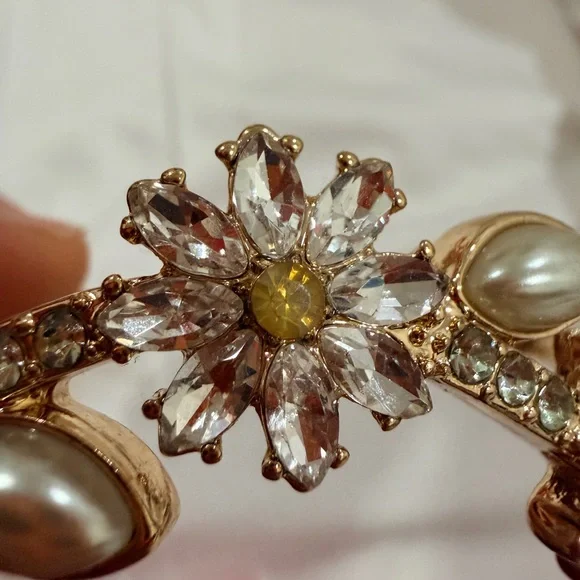 Gold Floral Crystal bracelet - Picture 4 of 4